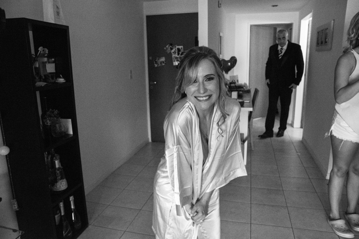 La novia esta feliz llego el padre. Marcos Pasquare fotógrafo de bodas. Nuñez, Caba.