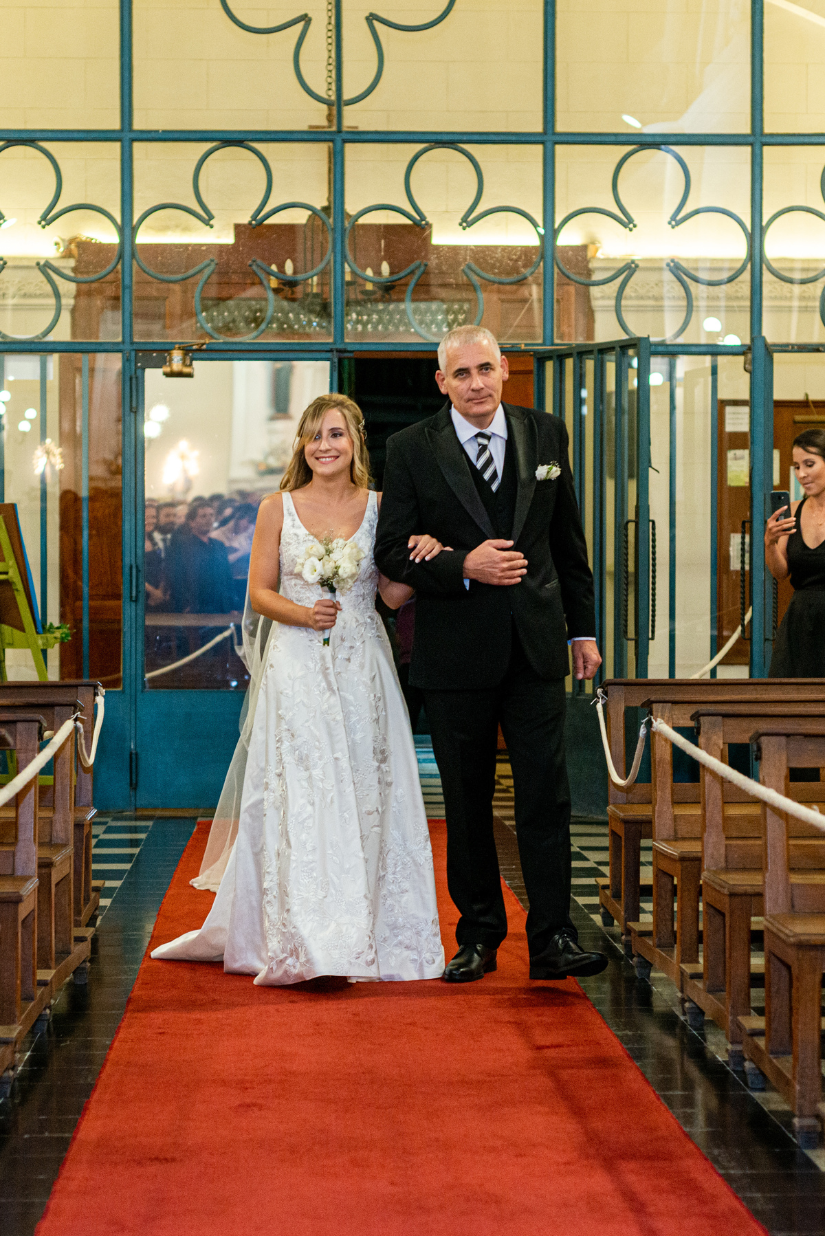 Entrada de la novia a la iglesia Santiago Apóstol. Marcos Pasquare fotógrafo de bodas. Nuñez, Caba.