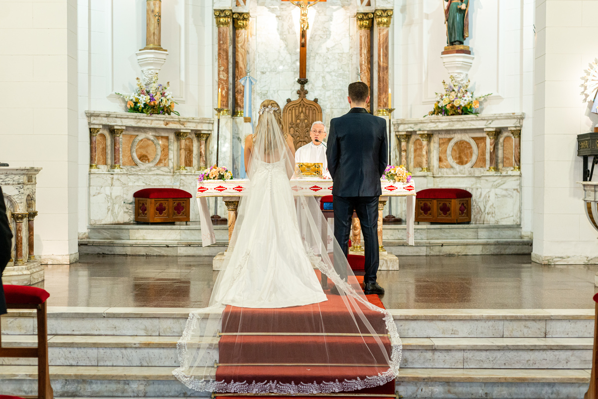 Los novios en el altar. Marcos Pasquare fotógrafo de bodas. Nuñez, Caba.