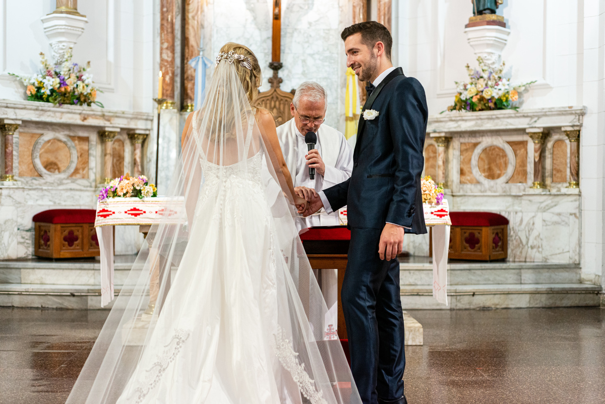 El novio la mira a ella enamorado. Marcos Pasquare fotógrafo de bodas. Nuñez, Caba.