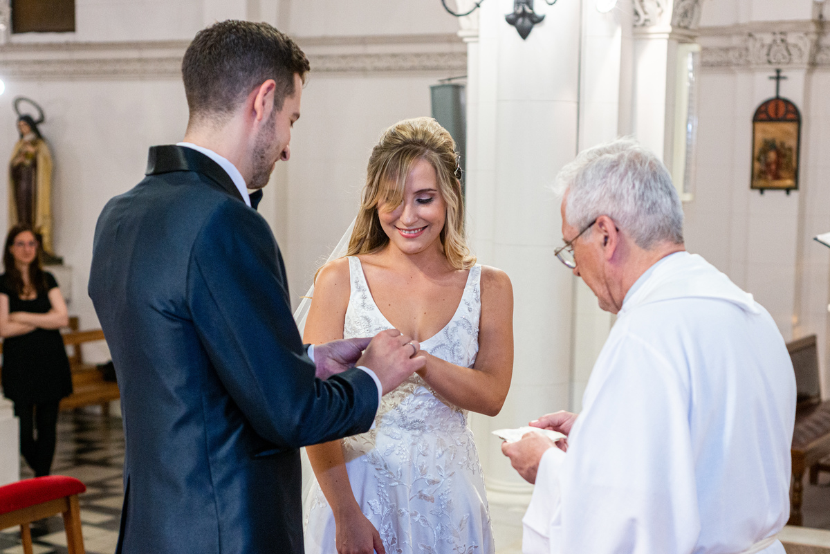 El novio le coloca el anillo. Marcos Pasquare fotógrafo de bodas. Nuñez, Caba.