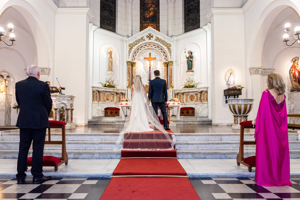 Los padrinos y los novios en la iglesia Santiago Apóstol. Marcos Pasquare fotógrafo de bodas. Nuñez, Caba.