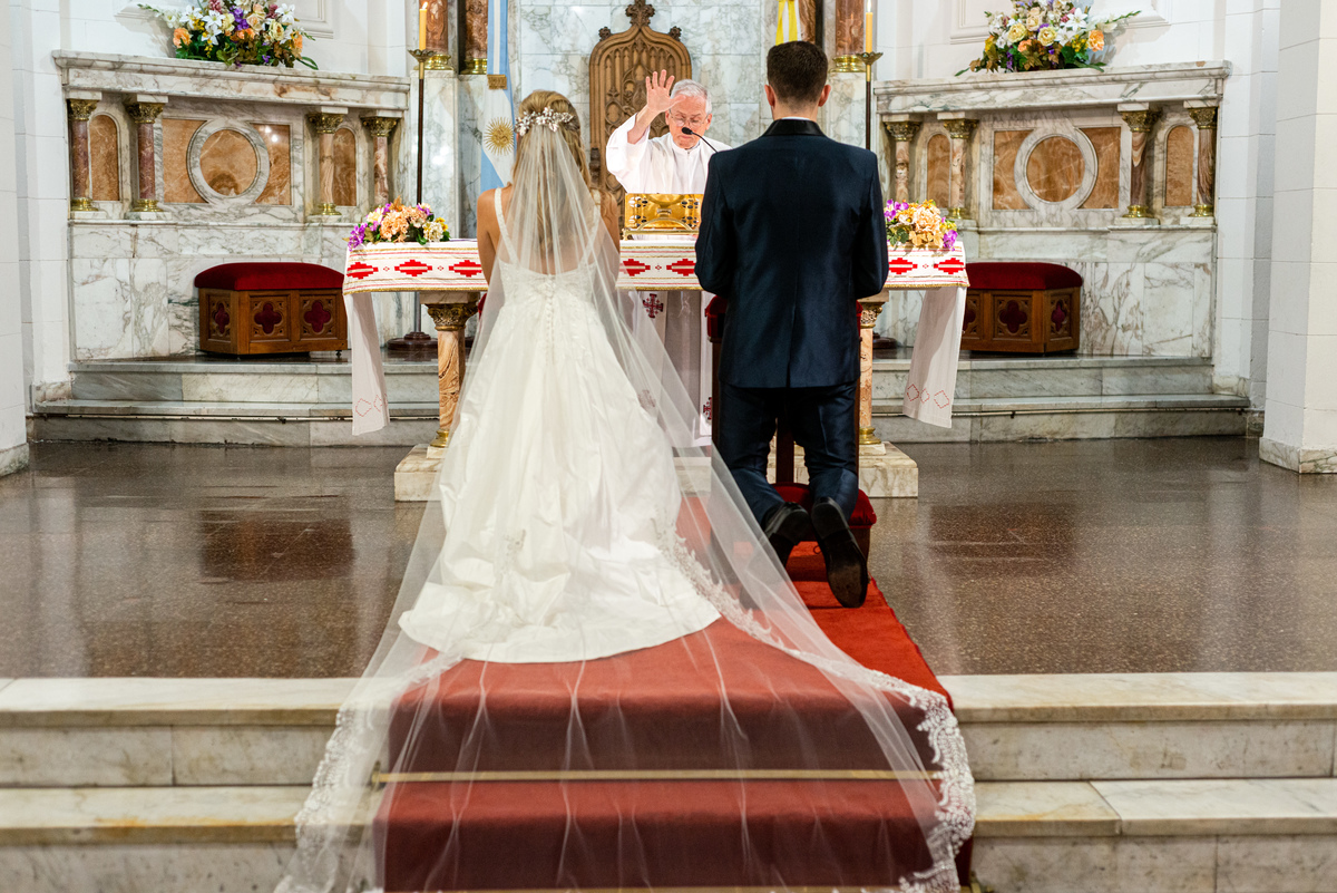 El cura bendice a los novios. Marcos Pasquare fotógrafo de bodas. Nuñez, Caba.