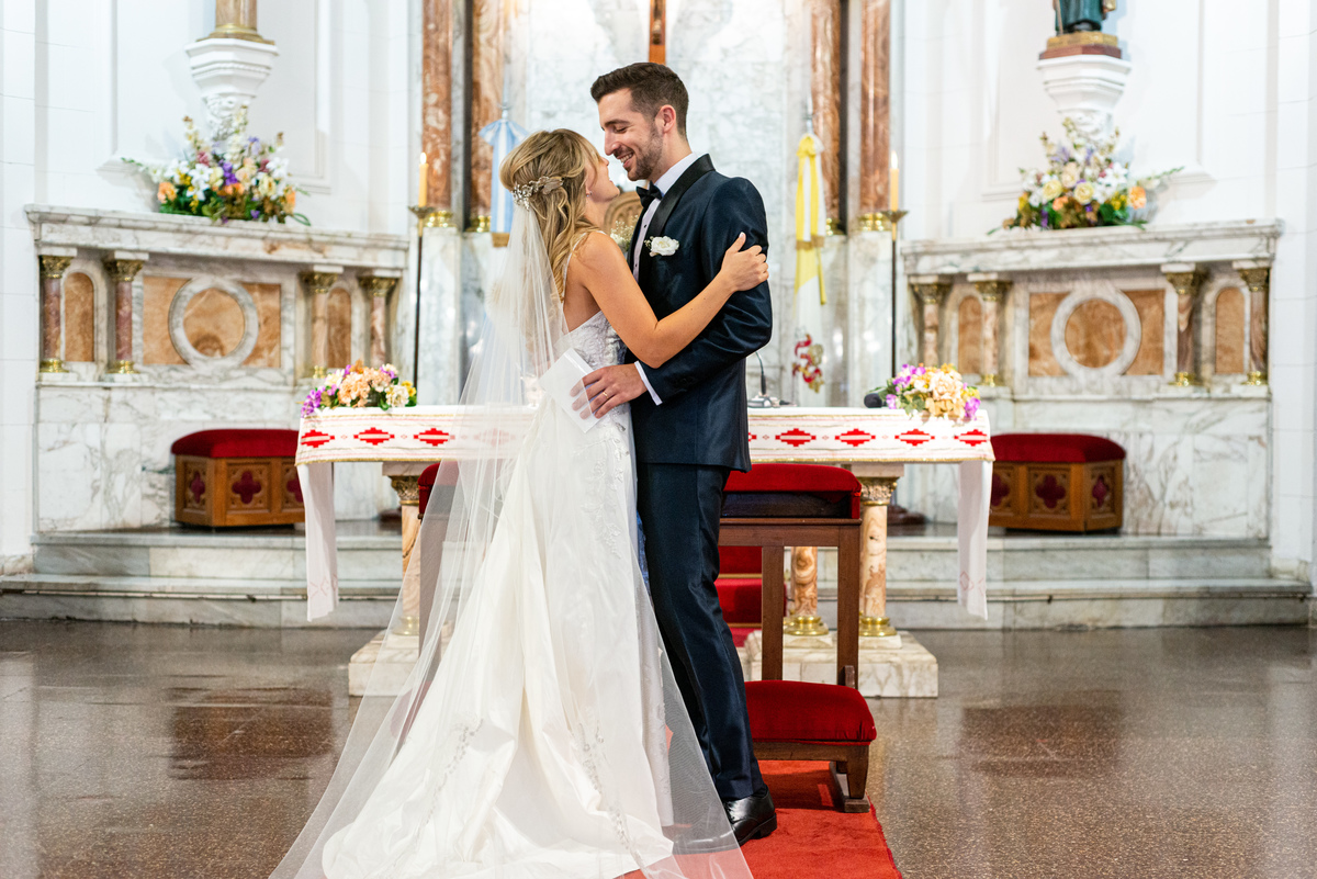 Última mirada antes de bajar del altar de los novios. Marcos Pasquare fotógrafo de bodas. Nuñez, Caba.