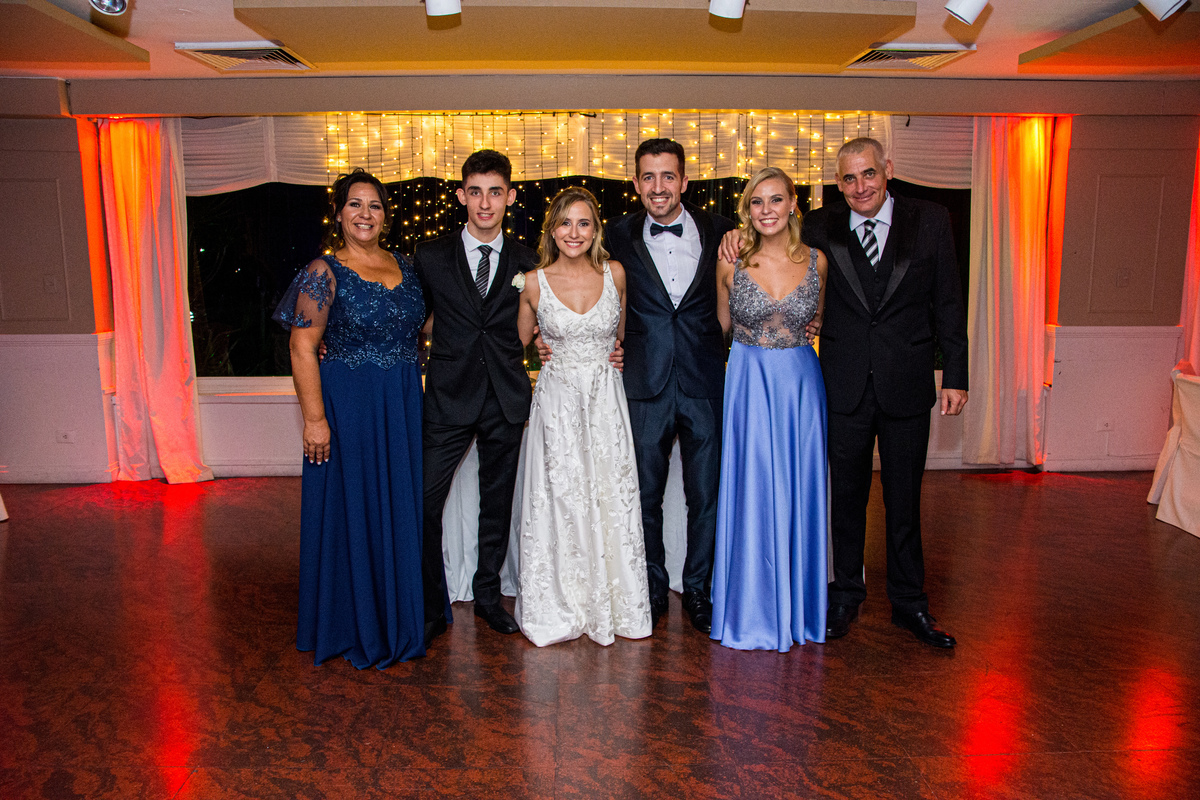 Fotografía familiar de la novia. Marcos Pasquare fotógrafo de bodas. Nuñez, Caba .Liceo Naval. 
