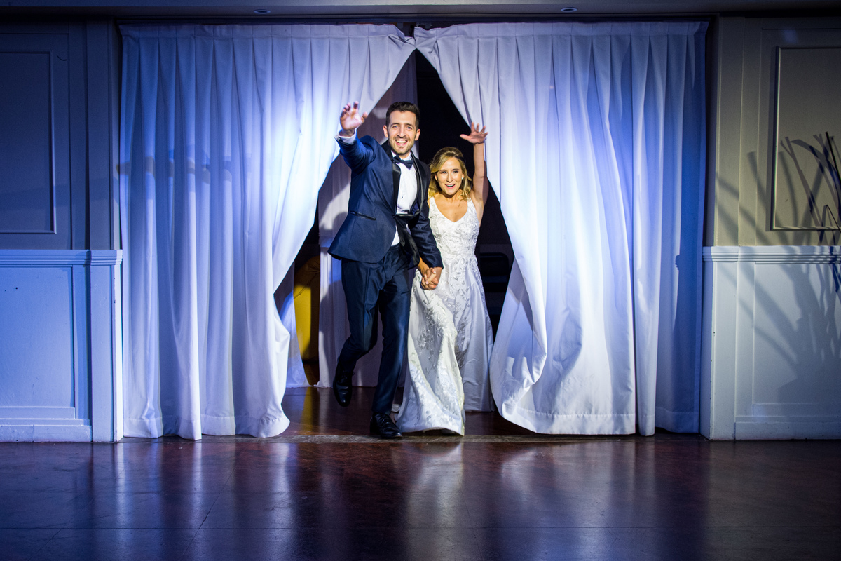 Entrada de los novios. Marcos Pasquare fotógrafo de bodas. Nuñez, Caba .Liceo Naval. 