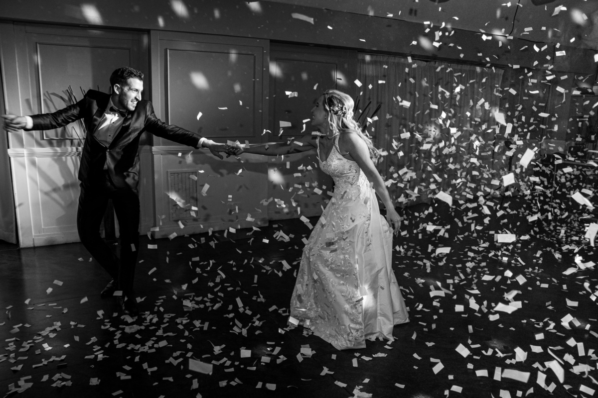 Los papelitos caen y comienza el vals de los novios. Marcos Pasquare fotógrafo de bodas. Nuñez, Caba .Liceo Naval. 
