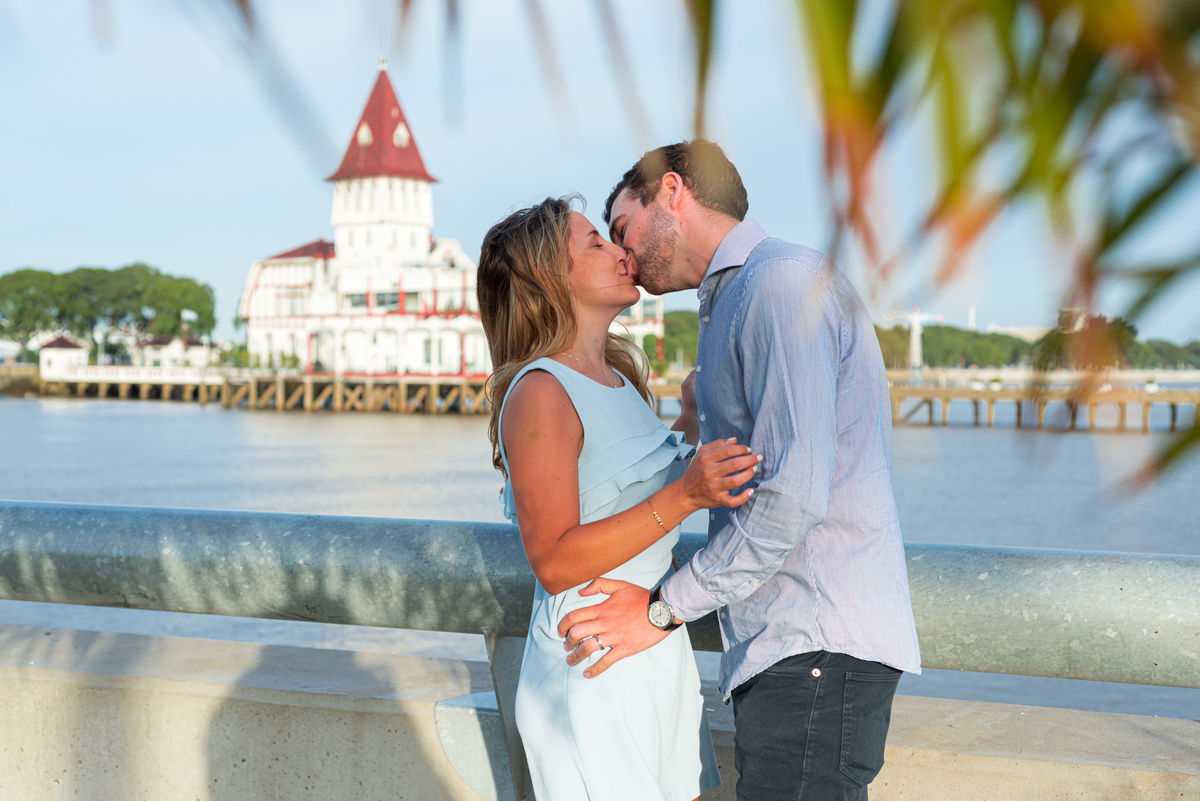 Beso de los novios en el club de pescadores, Costanera Norte, CABA. Sesión preboda. Marcos Pasquare fotógrafo de bodas