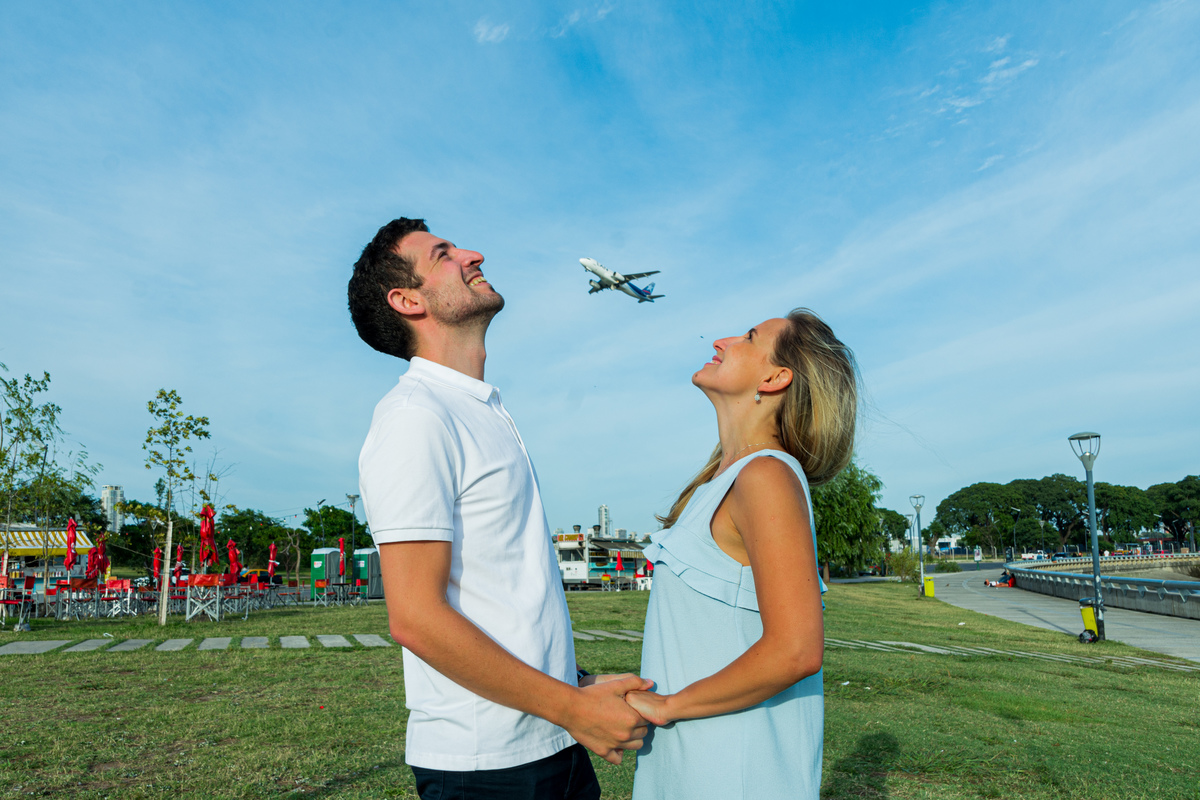 Sesión pre boda. Un avión entre ellos con la convicción de volar juntos. Costanera Norte, CABA. Marcos Pasquare fotógrafo de bodas