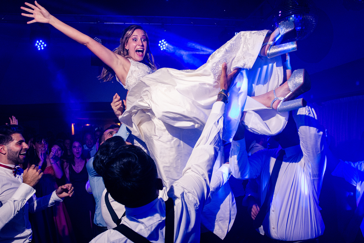 La novio volando por el salón. Marcos Pasquare fotógrafo de bodas. Nuñez, Caba .Liceo Naval. 