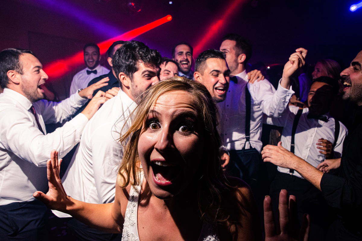 La novia se salva del pogo. Marcos Pasquare fotógrafo de bodas. Nuñez, Caba .Liceo Naval. 