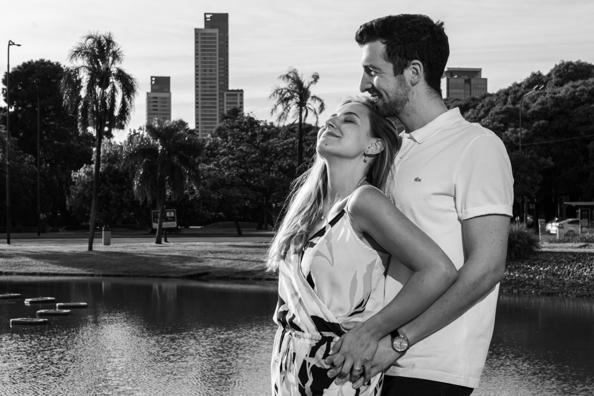 Sesión de preboda. Foto blanco y negro pareja de novios en el planetario de Buenos Aires.Marcos Pasquare fotógrafo de bodas