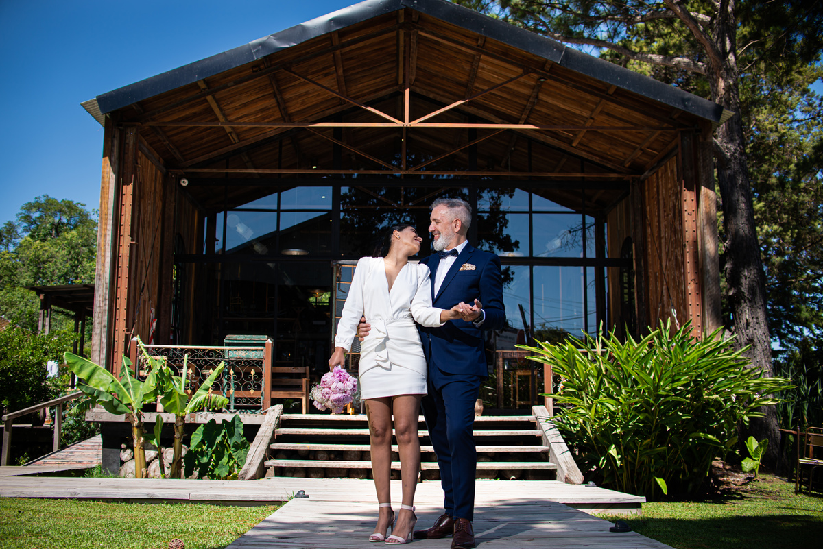 La boda de Pablo Duggan y Karen. Fotos de los novios en el restaurante Porco, Rincón de Milberg, partido de Tigre.