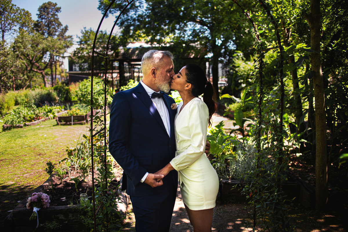 La boda de Pablo Duggan y Karen. Fotos de los novios en el restaurante Porco, Rincón de Milberg, partido de Tigre.