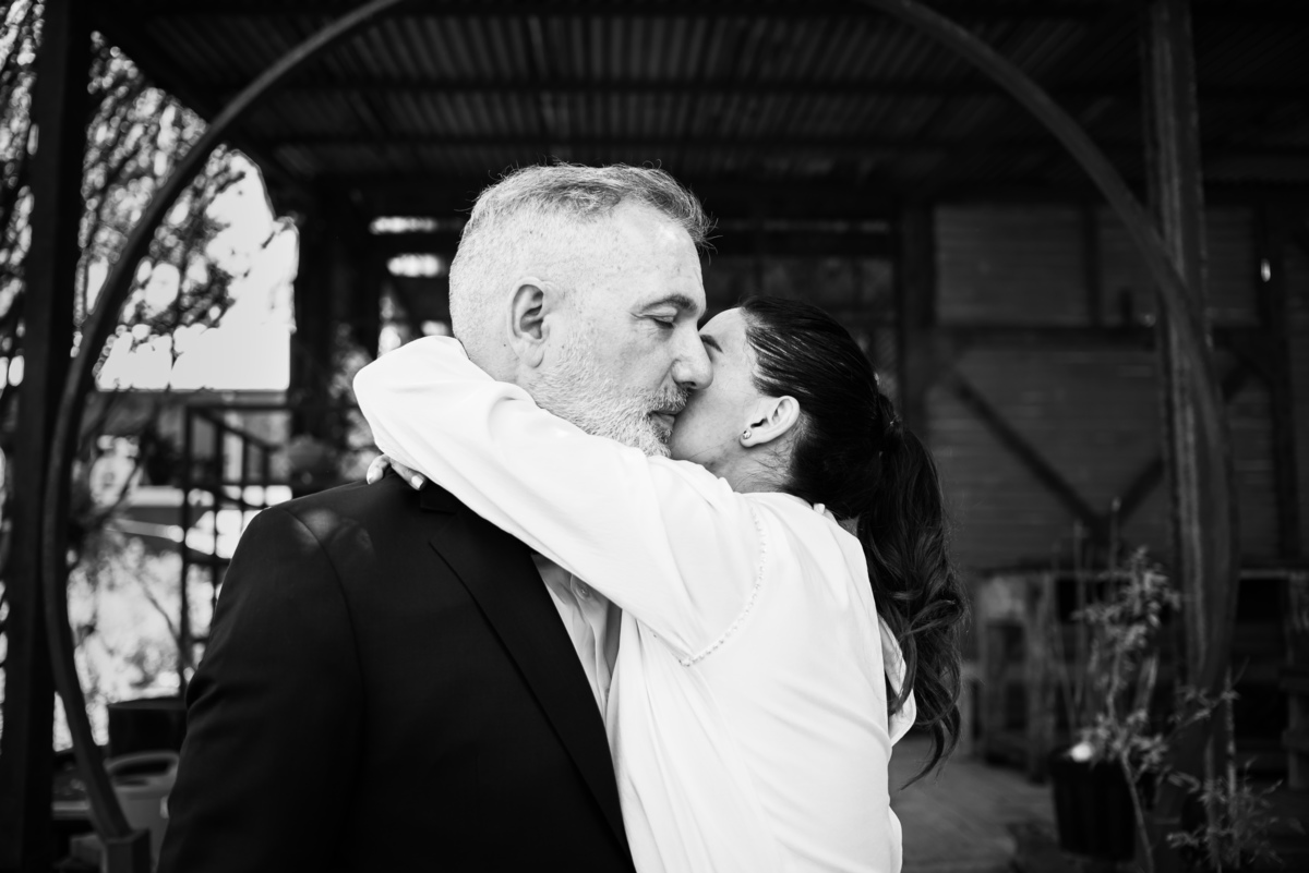 La boda de Pablo Duggan y Karen. Fotos de los novios en el restaurante Porco, Rincón de Milberg, partido de Tigre.