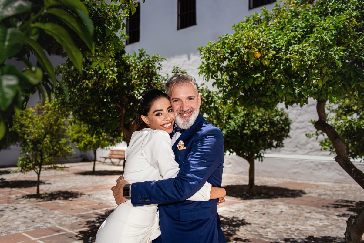 Karen y Pablo Duggan en el hermoso Patio de los naranjos en el Centro Cultural de Recoleta.