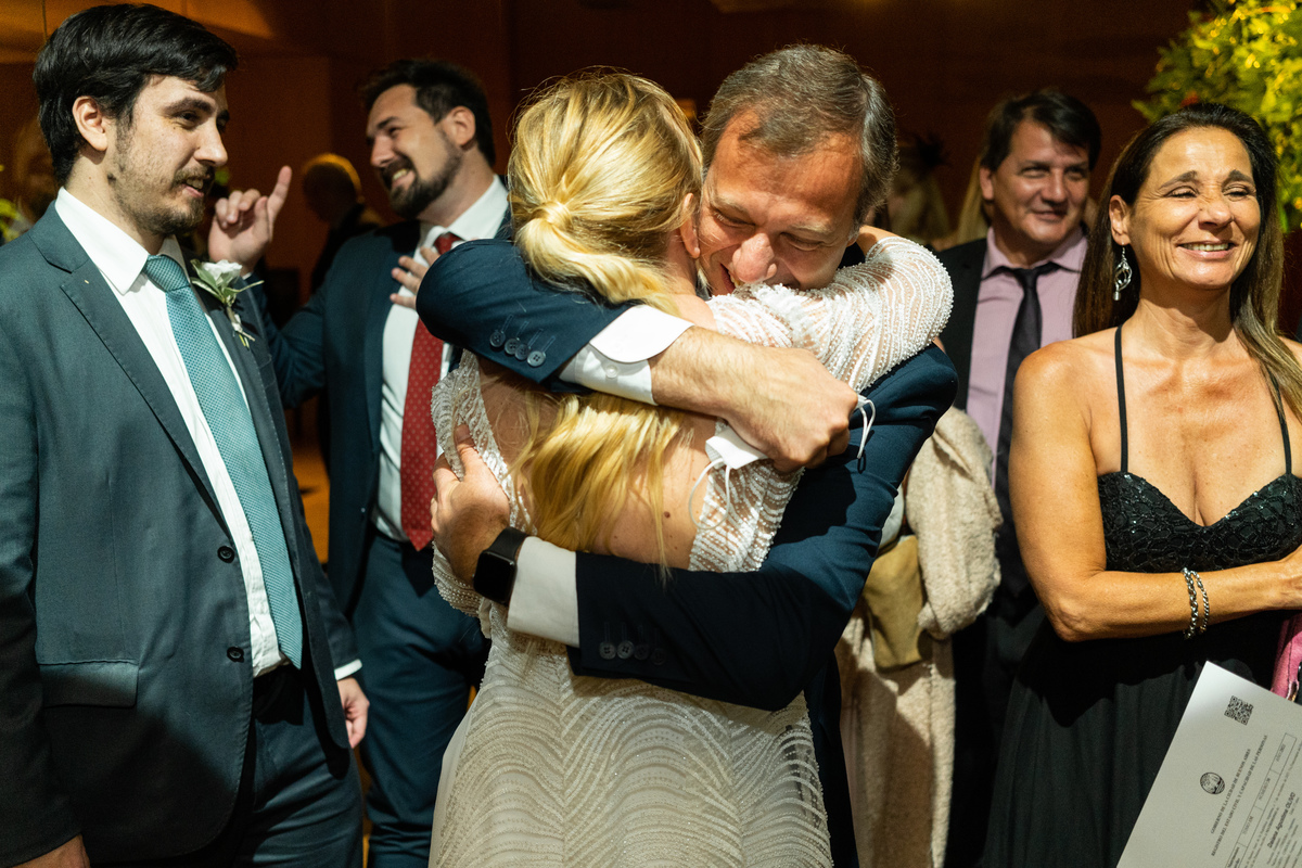 Boda Palacio Duhau, Recoleta. Novios. Padre abraza a la hija después de la ceremonia.