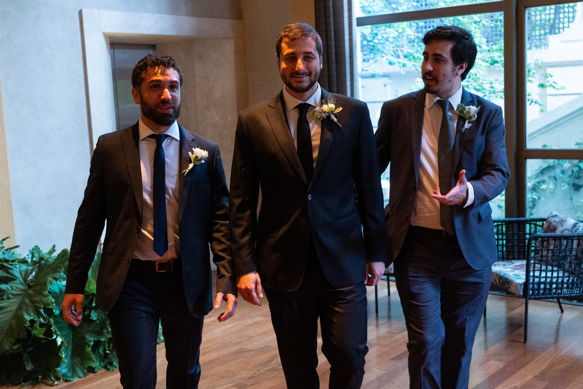Novio y testigos listos para dar el sí. Palacio Duhau, Recoleta. Boda.