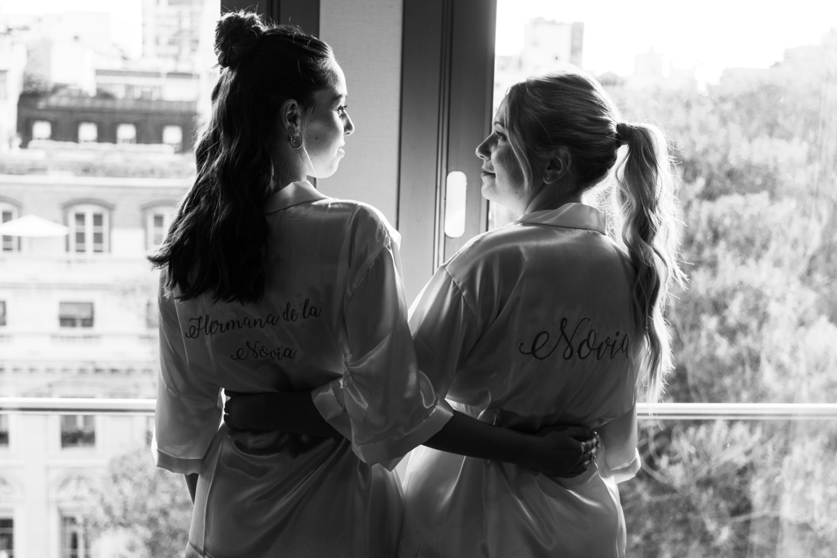 Getting ready en el Palacio Duhau, Recoleta, novia y su hermana en los últimos instantes de solterìa.