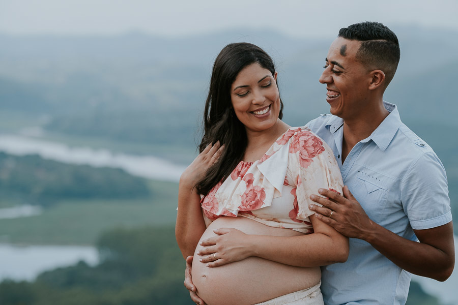 Ensaio fotográfico de grávida de Thamiris no Morro do Capuava, em Pirapora do Bom Jesus por Anderson Crepaldi Fotografia