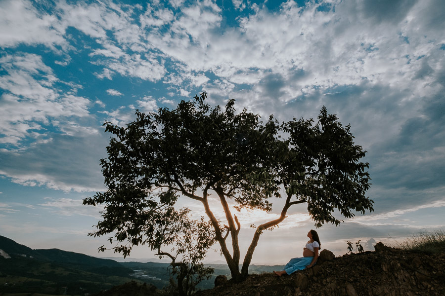 Ensaio fotográfico de grávida de Thamiris no Morro do Capuava, em Pirapora do Bom Jesus por Anderson Crepaldi Fotografia