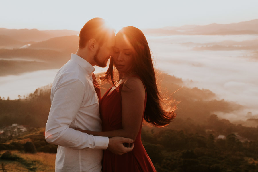 Ensaio pré-wedding no nascer do sol de Nany e Fabrizio no Pico do Olho D'água em Mairiporã, por Anderson Crepaldi Fotografia