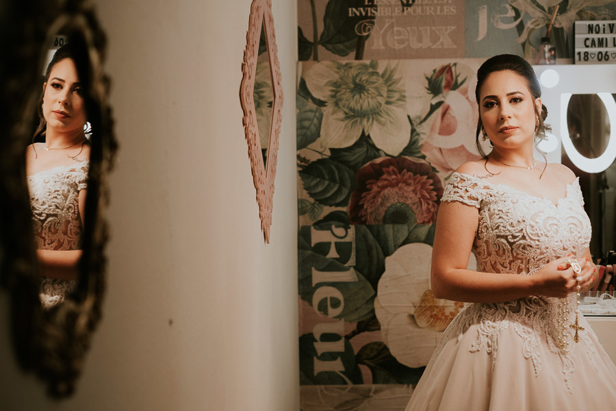 Noiva Camila no making off no salão Erika Okada por Anderson Crepaldi Fotografia