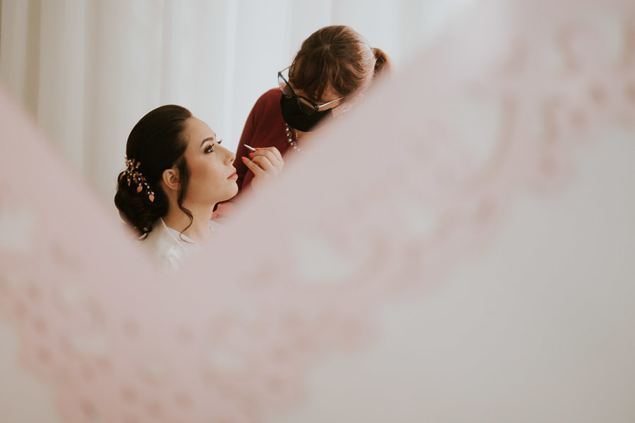 Noiva Camila no making off no salão Erika Okada por Anderson Crepaldi Fotografia