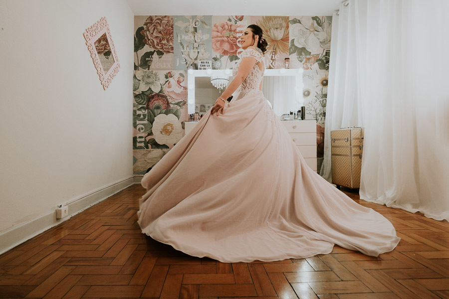 Noiva Camila no making off no salão Erika Okada por Anderson Crepaldi Fotografia