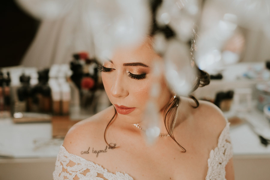 Noiva Camila no making off no salão Erika Okada por Anderson Crepaldi Fotografia