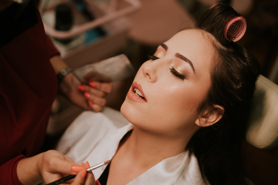 Noiva Camila no making off no salão Erika Okada por Anderson Crepaldi Fotografia