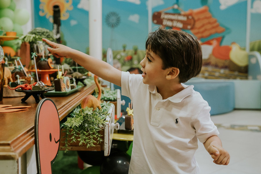 Festa de aniversário infantil do Diogo com tema Dinossauro no Buffet Viva Vida por Anderson Crepaldi Fotografia