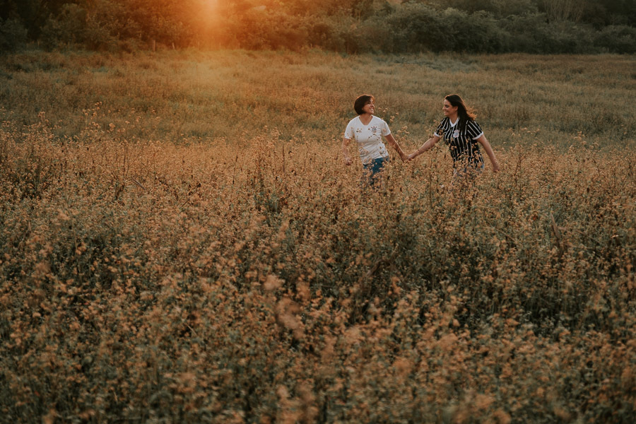 Ensaio Pré-wedding no campo de Talita e Camila na Fazenda Ipanema em Iperó - SP, por Anderson Crepaldi Fotografia