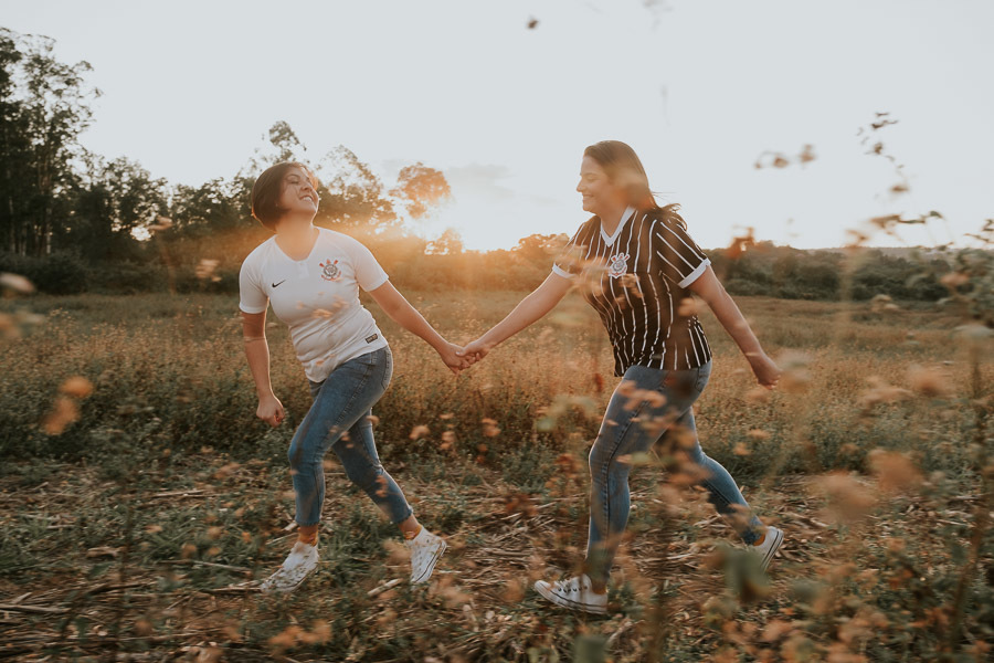 Ensaio Pré-wedding no campo de Talita e Camila na Fazenda Ipanema em Iperó - SP, por Anderson Crepaldi Fotografia