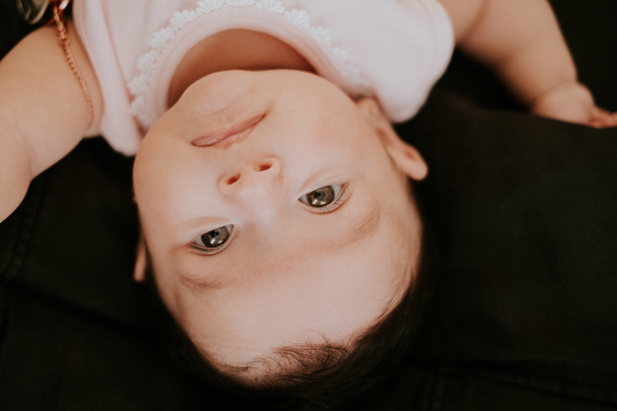 Acompanhamento fotográfico lifestyle de Serena 3 meses em casa por Anderson Crepaldi Fotografia