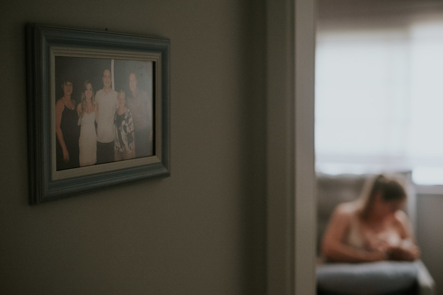 Acompanhamento fotográfico lifestyle de Cecília que foi na casa dos pais em São Paulo por Anderson Crepaldi Fotografia