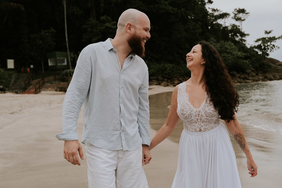 Ensaio pré wedding de Thays e Felipe na Praia de São Pedro no Guarujá por Anderson Crepaldi Fotografia