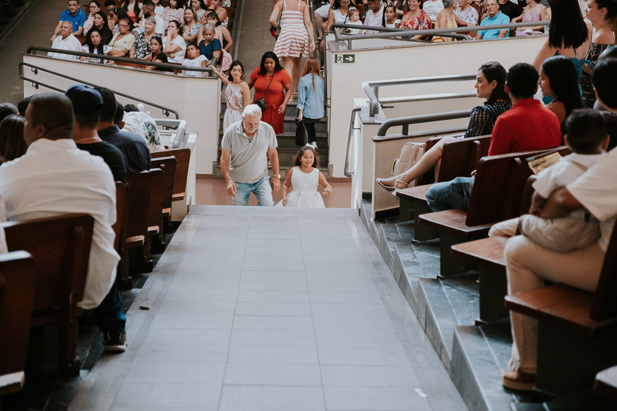 Batizado das irmãs Maria Luiza e Manuela no Santuário Diocesano Santa Terezinha no Taboão da Serra por Anderson Crepaldi Fotografia