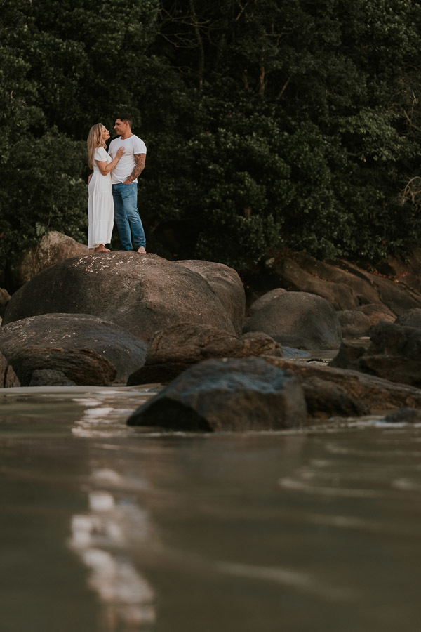 Ensaio pré-wedding de Carol e Kiko na praia de Riviera de São Lourenço em Bertioga por Anderson Crepaldi Fotografia