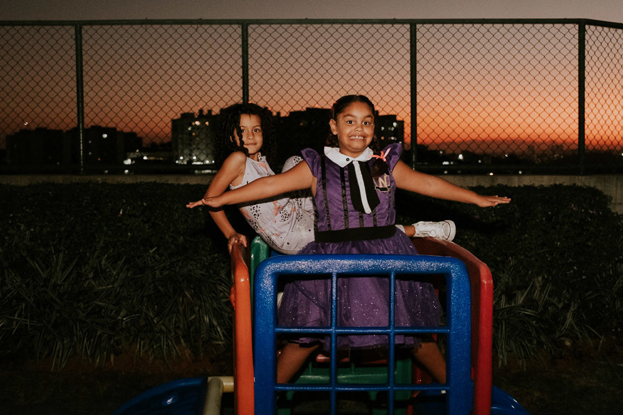 Festa de aniversário infantil da Maria Luiza com tema Wandinha em São Paulo por Anderson Crepaldi Fotografia