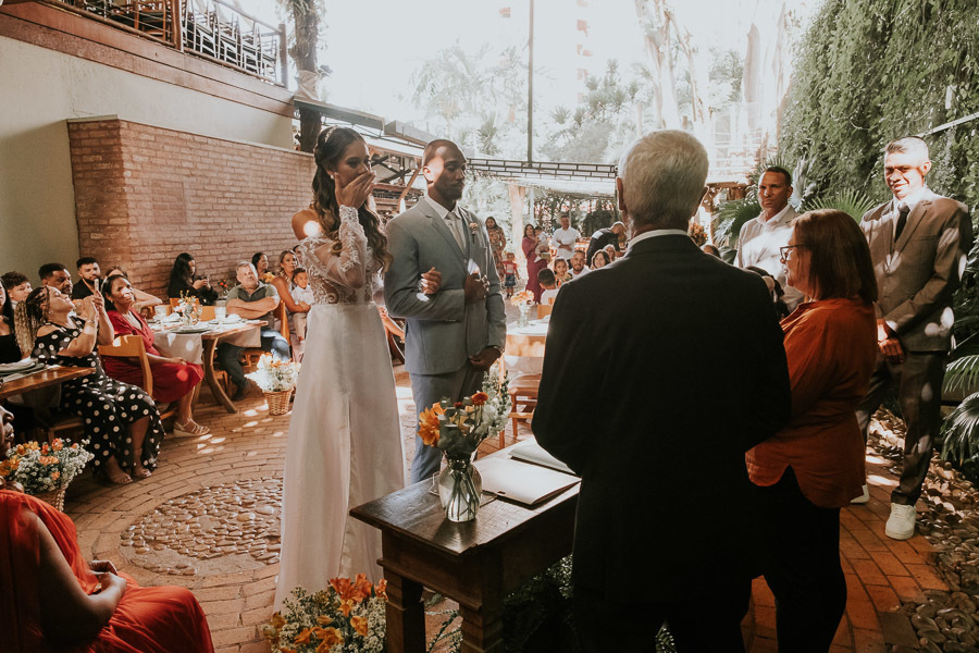 Mini wedding de Kamili e Jordan no Restaurante Praça São Lourenço na Vila Olímpia por Anderson Crepaldi Fotografia