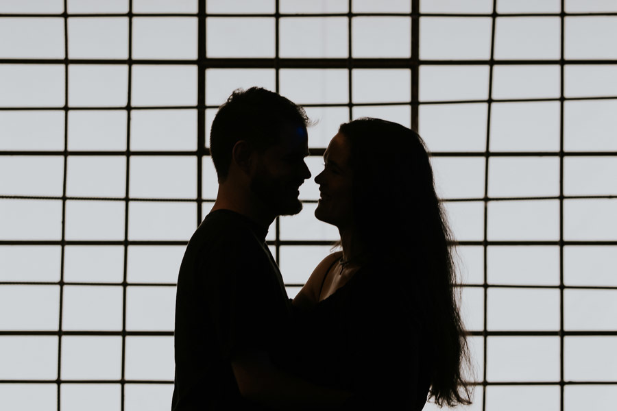 Ensaio pré-wedding em um ferro velho na cidade de Avaré de Beatriz e Gabriel por Anderson Crepaldi Fotografia