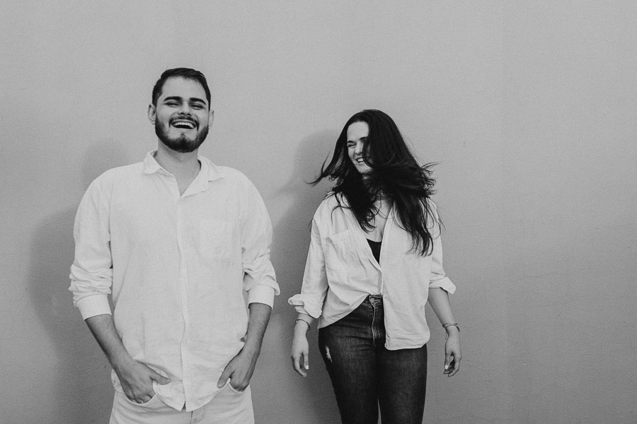 Ensaio pré-wedding em um ferro velho na cidade de Avaré de Beatriz e Gabriel por Anderson Crepaldi Fotografia