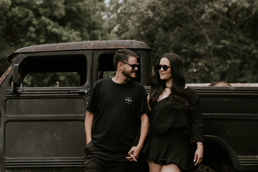 Ensaio pré-wedding em um ferro velho na cidade de Avaré de Beatriz e Gabriel por Anderson Crepaldi Fotografia