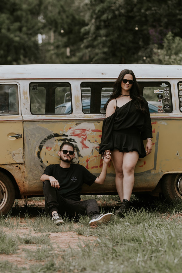 Ensaio pré-wedding em um ferro velho na cidade de Avaré de Beatriz e Gabriel por Anderson Crepaldi Fotografia