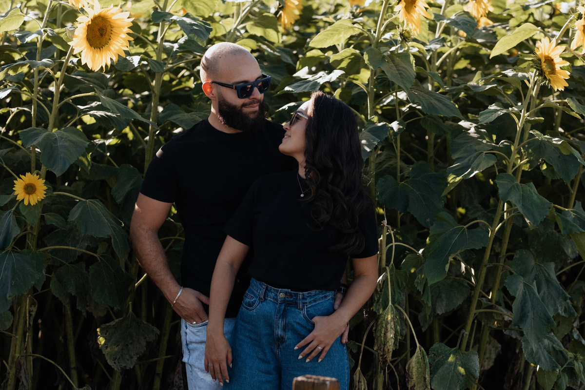 Ensaio pré wedding no Macena Flores em Holambra, com girassóis por Anderson Crepaldi Fotografia