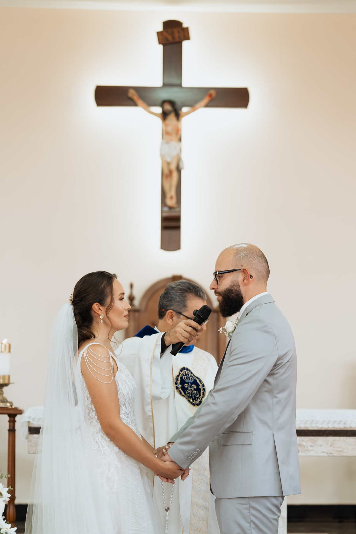 Casamento na Paróquia São Benedito, em Mogi das cruzes. Casamento no Casarão La Villa de Marina e Douglas por Anderson Crepaldi Fotografia
