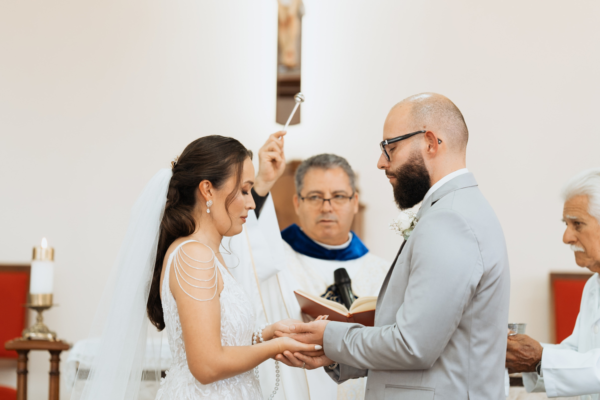 Casamento na Paróquia São Benedito, em Mogi das cruzes. Casamento no Casarão La Villa de Marina e Douglas por Anderson Crepaldi Fotografia
