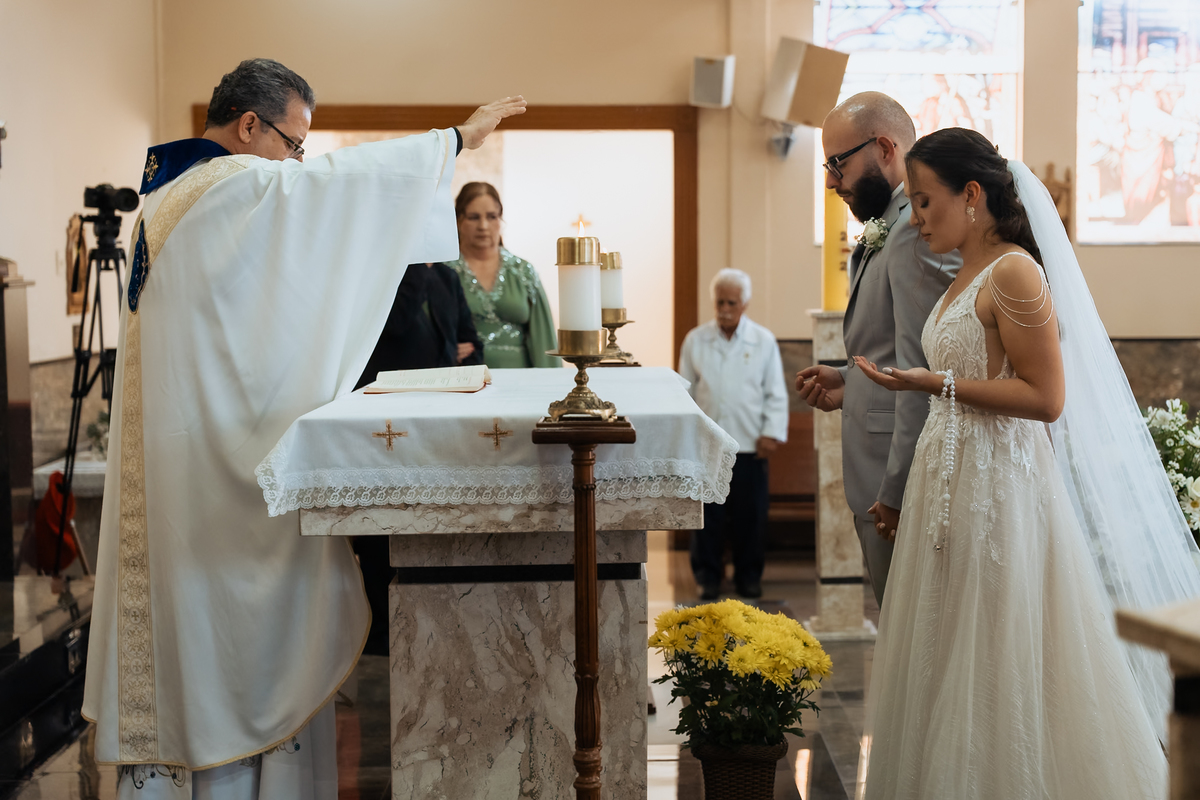 Casamento na Paróquia São Benedito, em Mogi das cruzes. Casamento no Casarão La Villa de Marina e Douglas por Anderson Crepaldi Fotografia