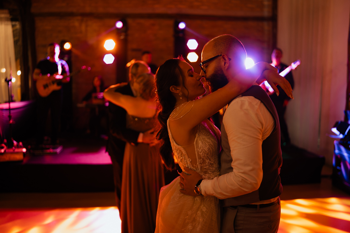 Casamento na Paróquia São Benedito, em Mogi das cruzes. Casamento no Casarão La Villa de Marina e Douglas por Anderson Crepaldi Fotografia